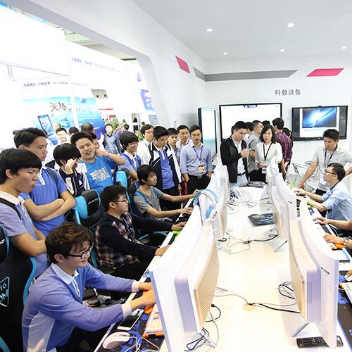 深圳电子展现场-科教设备体验区吸引了不少学生